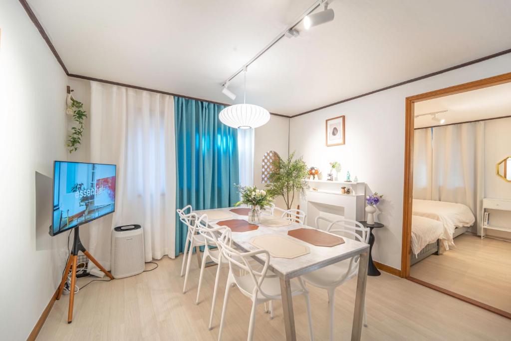 Μια τηλεόραση ή/και κέντρο ψυχαγωγίας στο Family Suite near Hongdae & Seoul Station