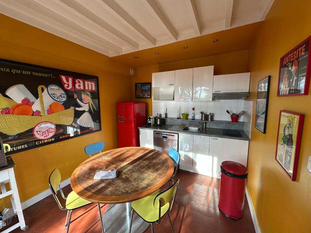 Kuchyň nebo kuchyňský kout v ubytování Rouen ECO LODGES maison entière avec terrasse dans jardin potager piscine parking