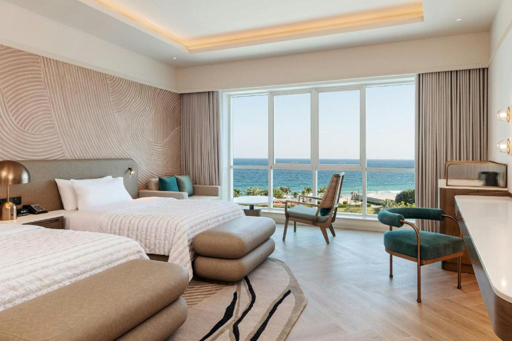 Postel nebo postele na pokoji v ubytování Le Meridien Al Aqah Beach Resort