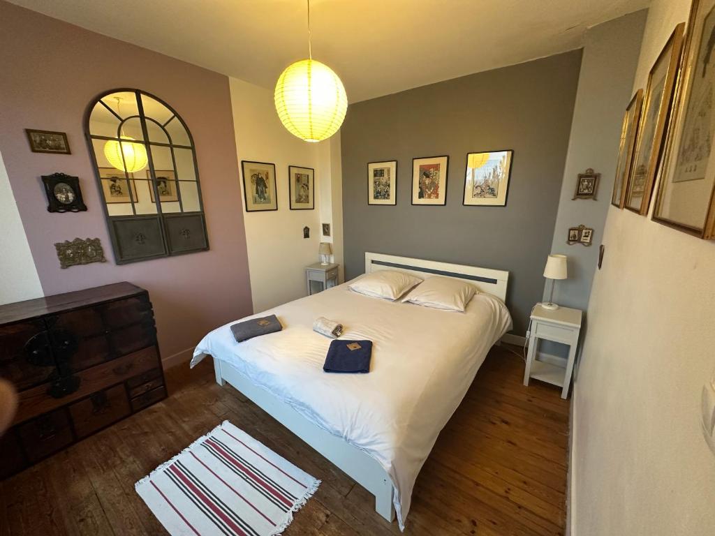 Postel nebo postele na pokoji v ubytování Rouen ECO LODGES maison entière avec terrasse dans jardin potager piscine parking