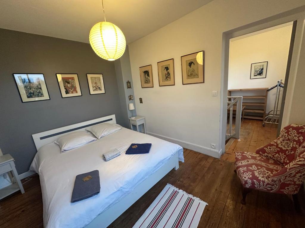 Postel nebo postele na pokoji v ubytování Rouen ECO LODGES maison entière avec terrasse dans jardin potager piscine parking