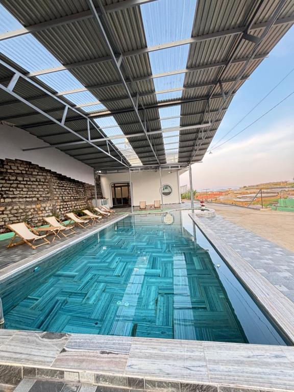 une piscine intérieure avec un plafond en verre dans l'établissement Villa Healing Home Hồ Bơi Nước Nóng, à Trai Mat