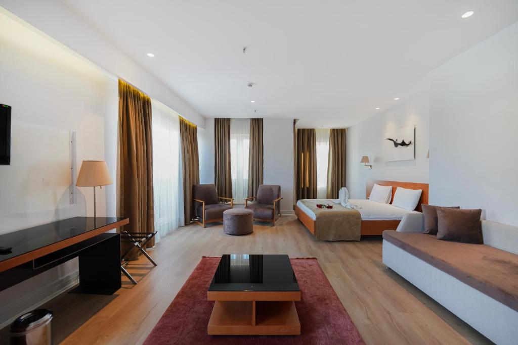 A seating area at Misafir Suites 8 Istanbul