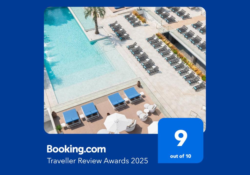L'Azure Hotel 4* Sup内部或周边的泳池