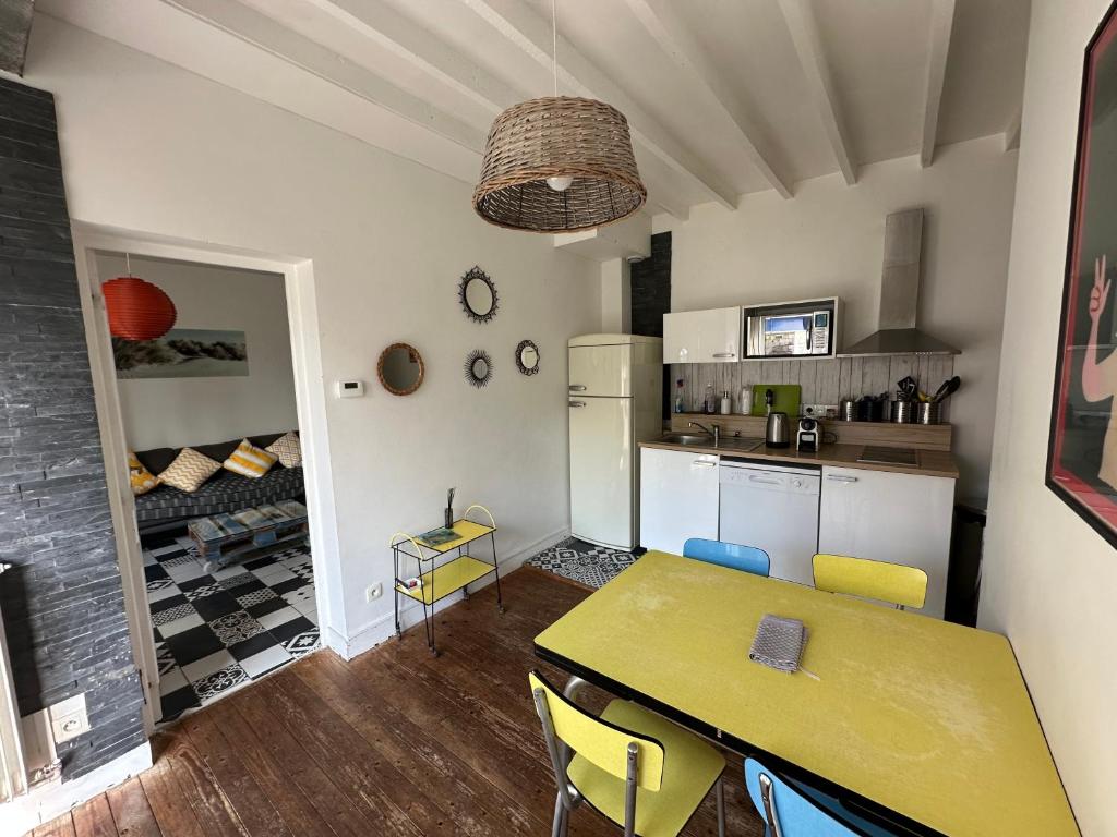 Kuchyň nebo kuchyňský kout v ubytování Rouen ECO LODGES maison entière avec terrasse dans jardin potager piscine parking