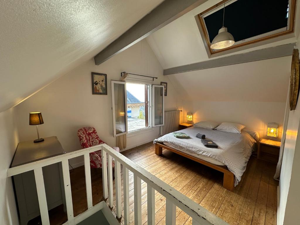 Postel nebo postele na pokoji v ubytování Rouen ECO LODGES maison entière avec terrasse dans jardin potager piscine parking