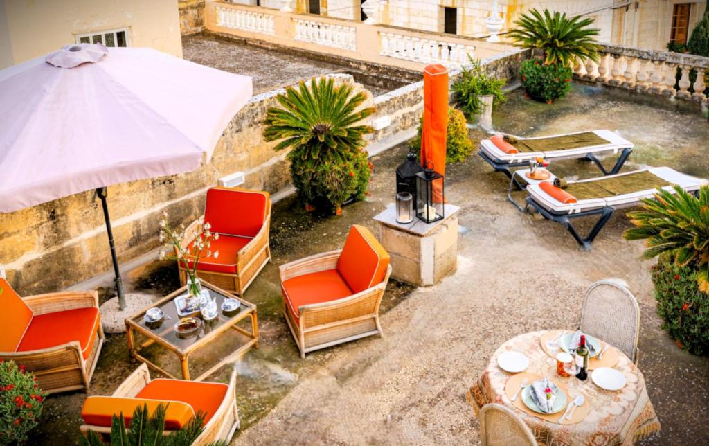 Posezení v ubytování Studio in Luxurious Maltese Townhouse