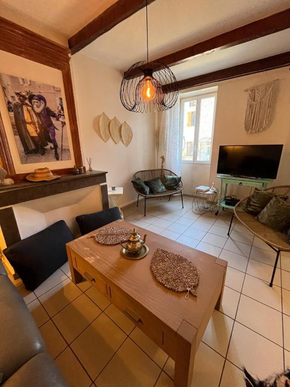 un salon avec un canapé et une table dans l'établissement Maison de ville-3 chambres-2 salles de bain, à Viviers