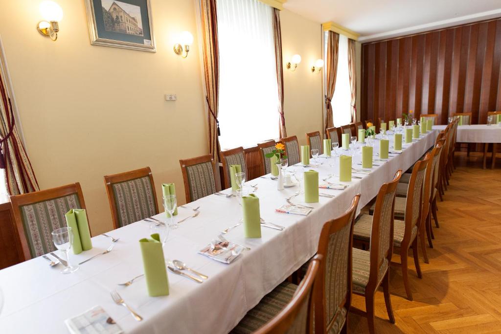 Restaurace v ubytování Hotel Zvezda
