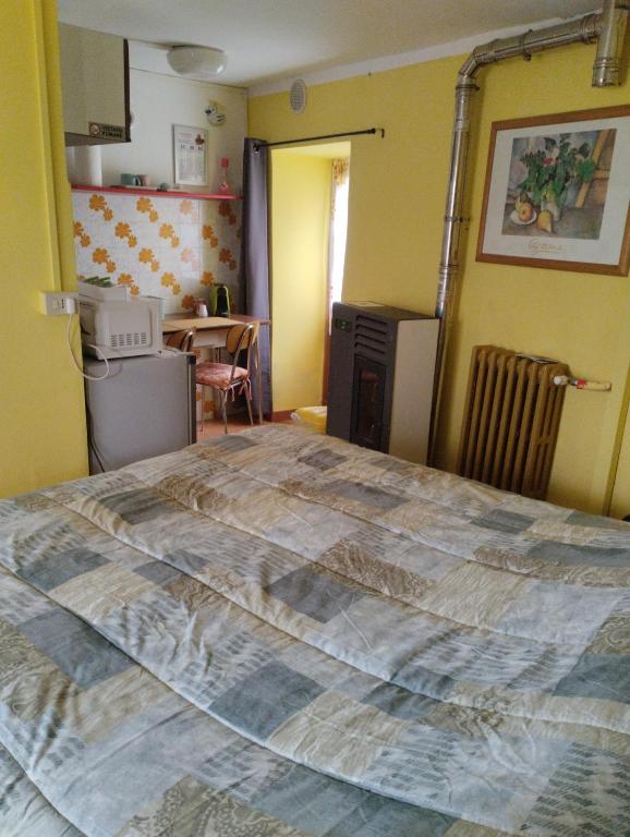 A bed or beds in a room at B&B LA MARMOTTA