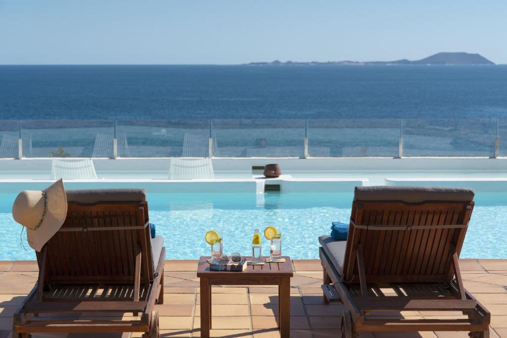 Villa Costa Roja con vistas al mar, piscinas, jacuzzi, mini golf y pádel en Montaña Roja