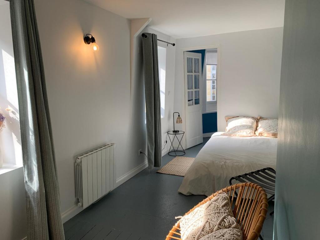 Giường trong phòng chung tại Appartement Coeur historique de Bayeux