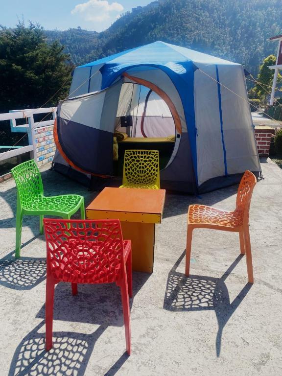 Nespecifikovaný výhled na hory nebo výhled na hory při pohledu z luxury tent