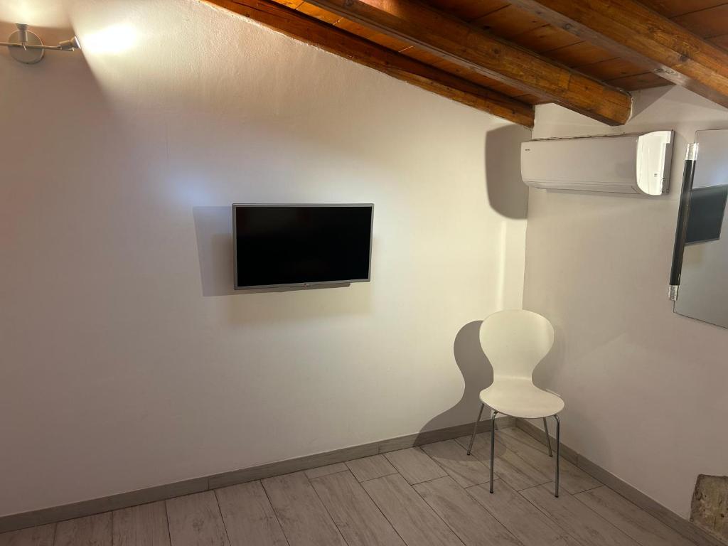 Televízia a/alebo spoločenská miestnosť v ubytovaní Deni's Apartments