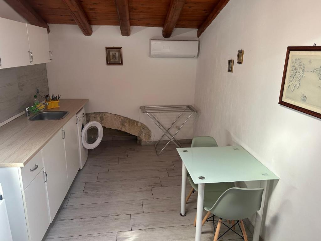 Kuchyňa alebo kuchynka v ubytovaní Deni's Apartments