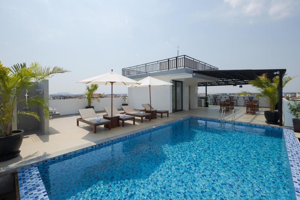 Bazén v ubytování Angkor Channary Hotel nebo v jeho okolí