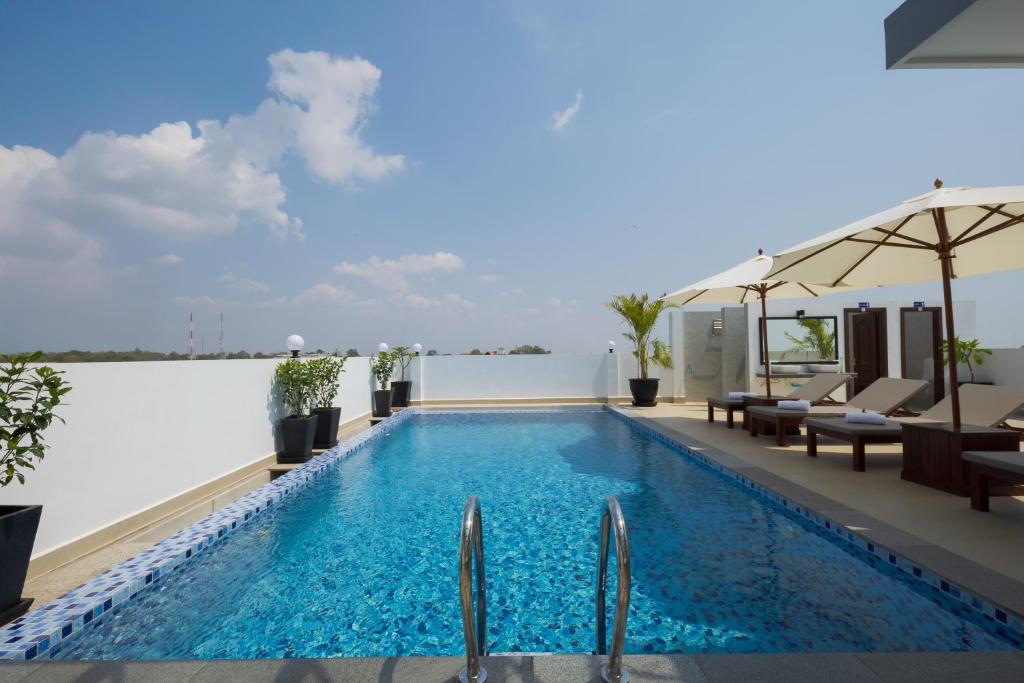 Bazén v ubytování Angkor Channary Hotel nebo v jeho okolí