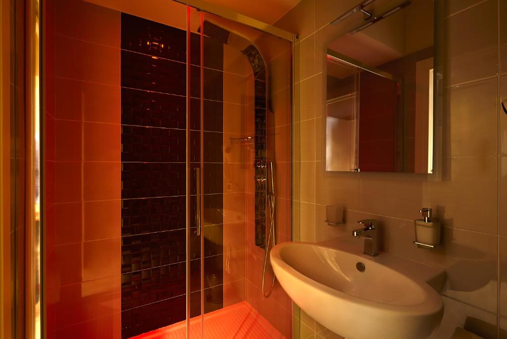 Koupelna v ubytování Hospitality Hotel