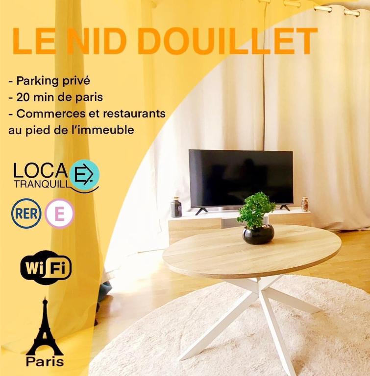 une couverture magazine avec une table et une télévision dans l'établissement cozy Nest,Paris,Opera,Disney,La Défense,, à Bondy