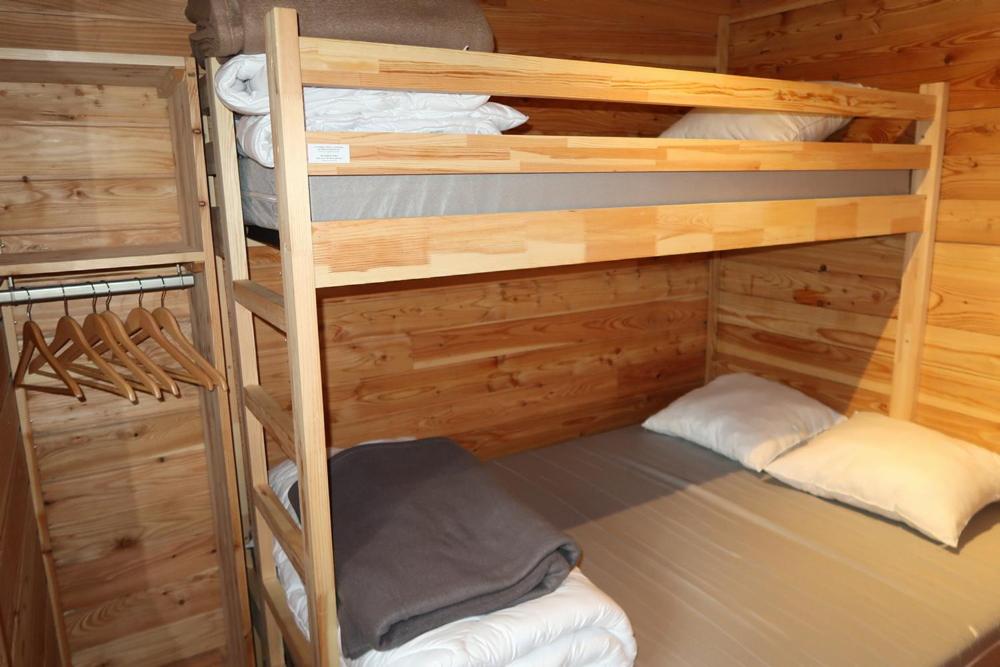 Postel nebo postele na pokoji v ubytování Huttopia Barcelona Pirineos