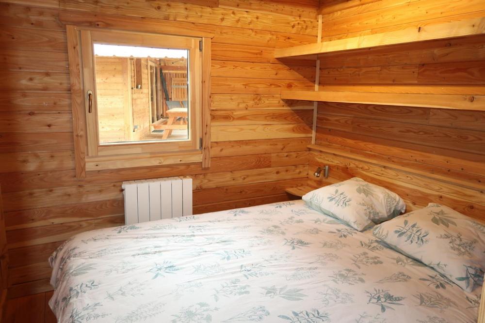 Postel nebo postele na pokoji v ubytování Huttopia Barcelona Pirineos