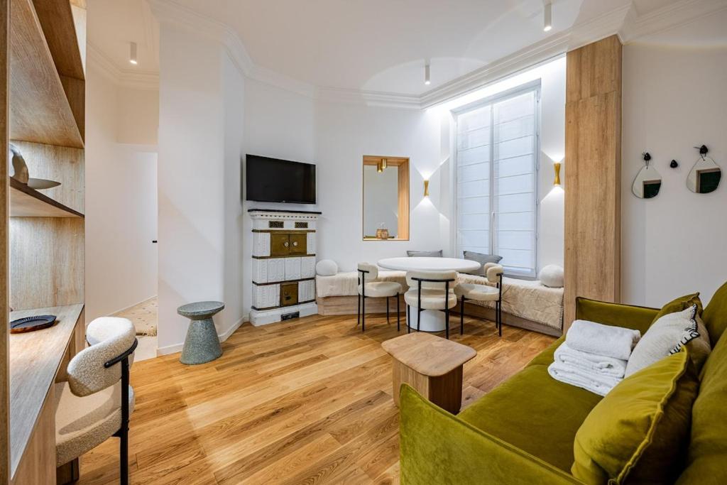 un salon avec un canapé vert et une table dans l'établissement 2BR-2Bathrooms-6Pers-Montparnasse-Paris 15-AC, à Paris