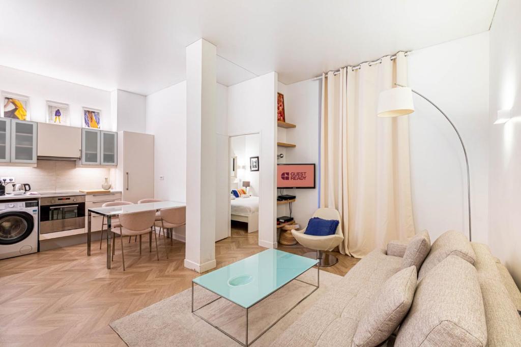 un salon avec un canapé et une table dans l'établissement GuestReady - Chic and central near attractions, à Paris