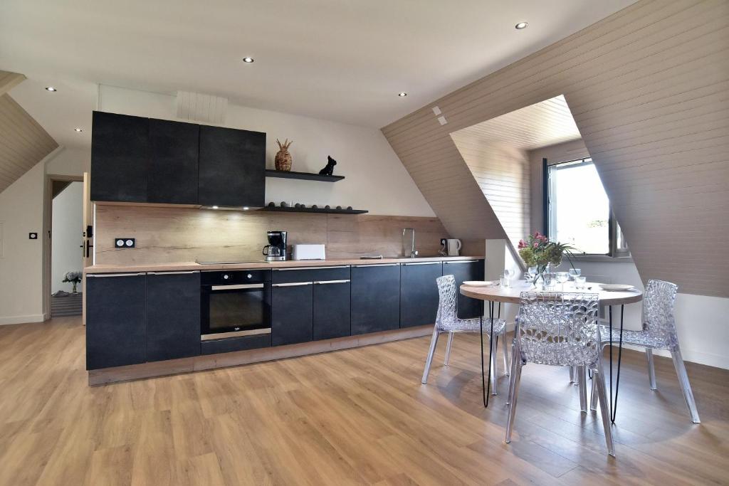 Kuchyň nebo kuchyňský kout v ubytování Guy 22 - A Sables d'Or les pins proche plage