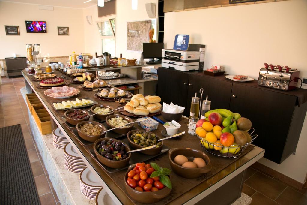 ein Buffet mit vielen verschiedenen Speisen in der Unterkunft B&B Villa Valentina in Taormina