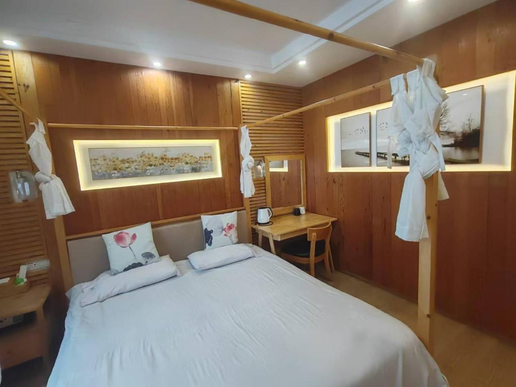 Postel nebo postele na pokoji v ubytování 枕窗听雨Homestay