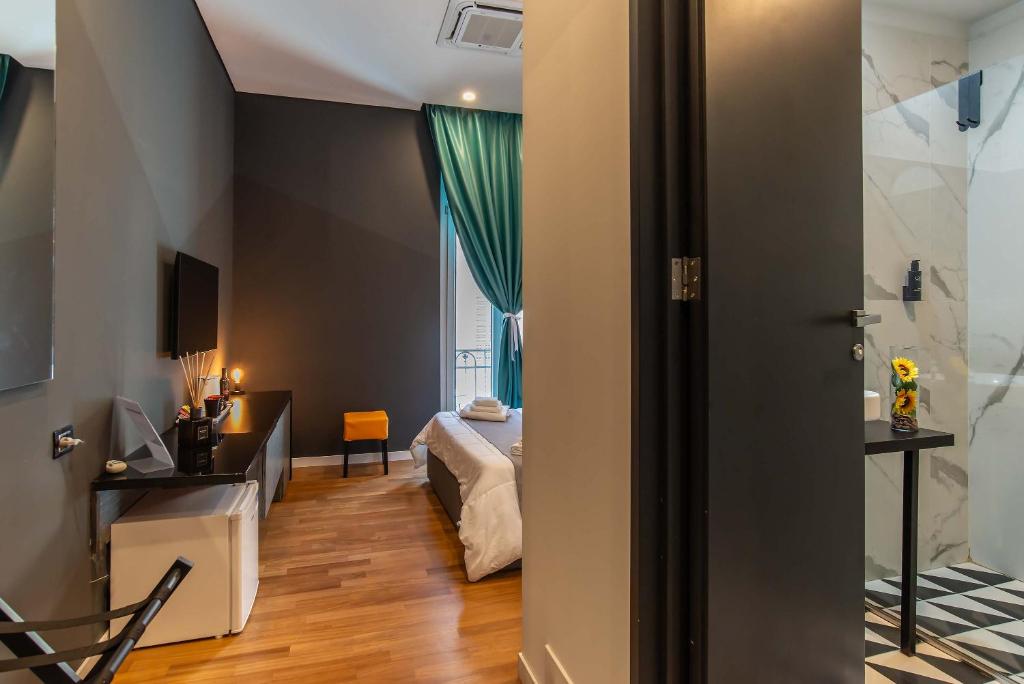 Televízia a/alebo spoločenská miestnosť v ubytovaní Gram Suites