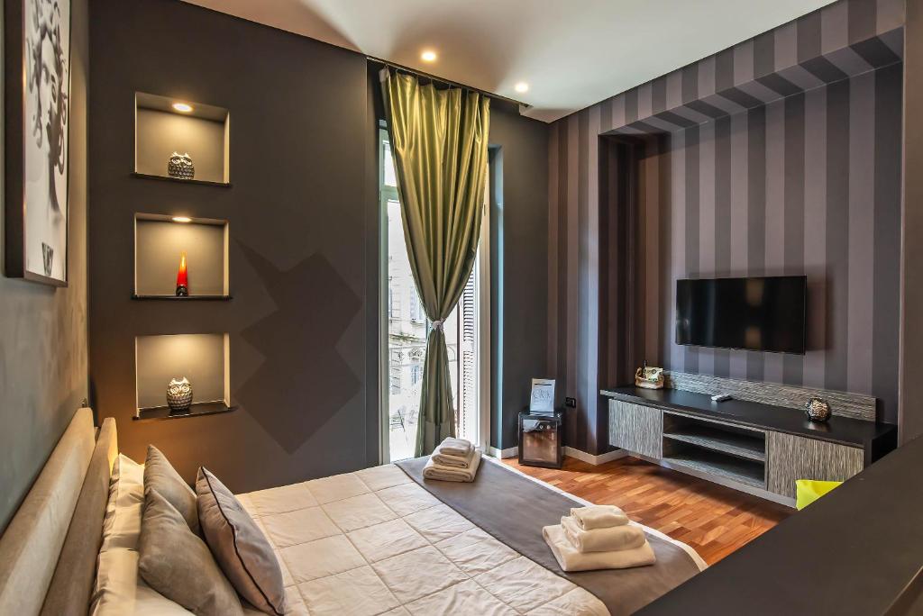 Televízia a/alebo spoločenská miestnosť v ubytovaní Gram Suites