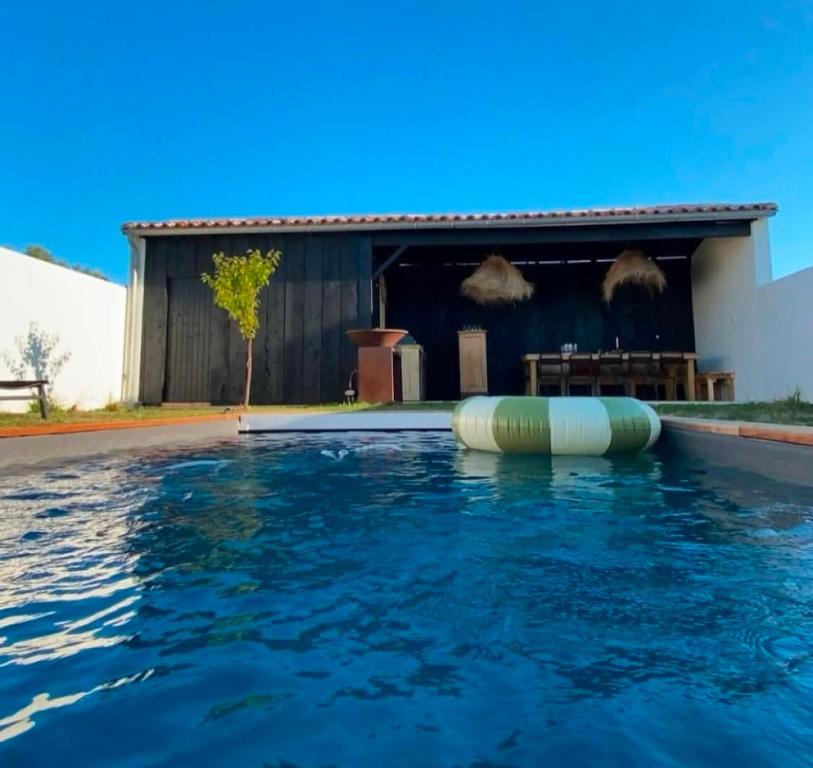 - une piscine avec des nouilles en face d'une maison dans l'établissement La planque en re, à Sainte-Marie de Ré