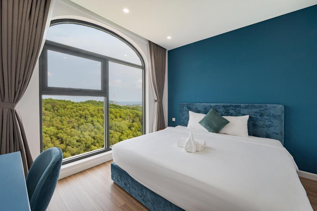 La isla Apartments & Villas - Sea View & Fireworks Phu Quoc - Three-Bedroom Apartment With Mountain View