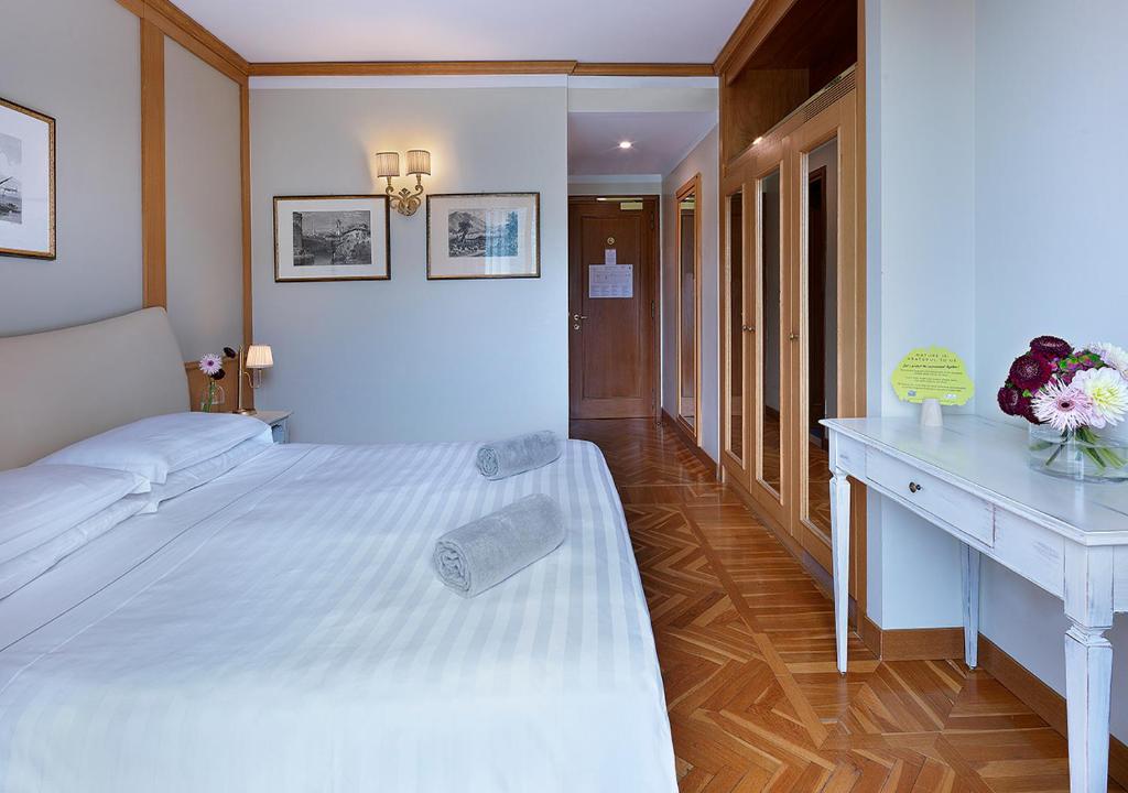 Postel nebo postele na pokoji v ubytování Iseo Lago Hotel
