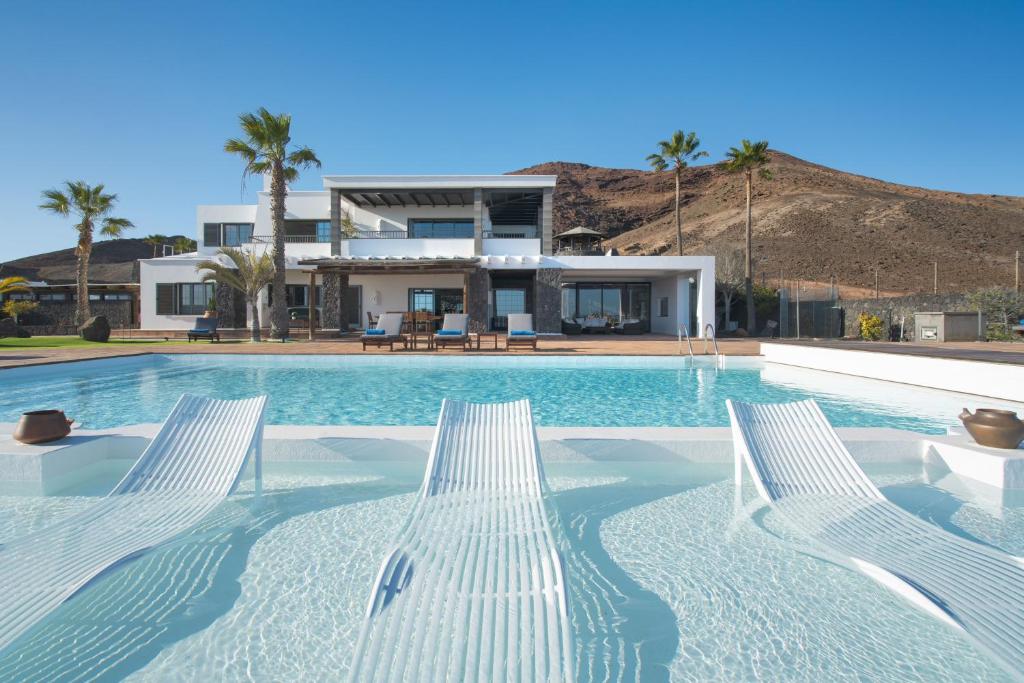 Villa Volcán con piscina e impresionantes vistas al mar, pádel y mini golf en Montaña Roja