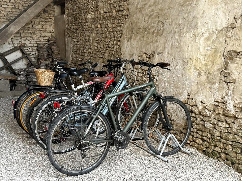 a group of bikes parked next to a stone wall at Appartement cosy N3 à 3 min de Giverny in Limetz