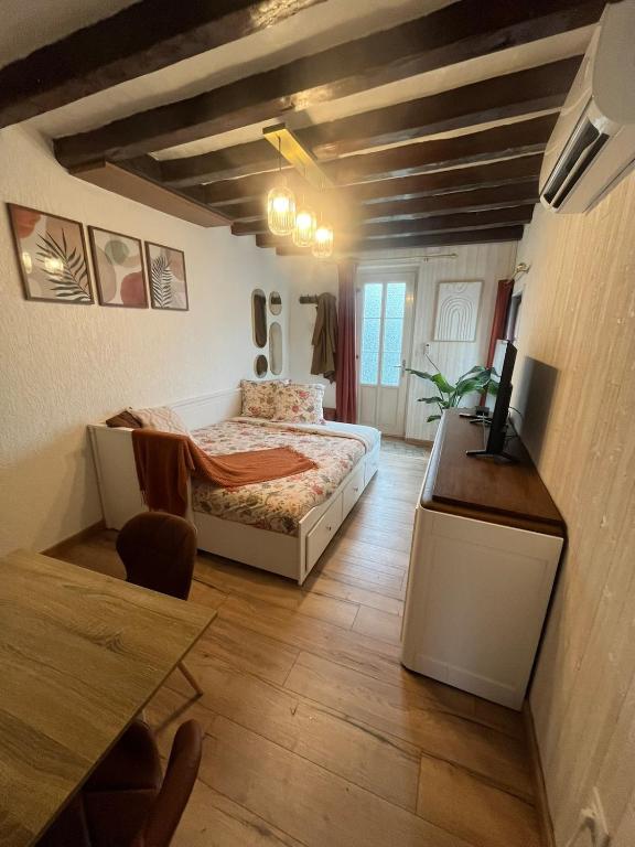 - une chambre avec un lit dans un dortoir doté de parquet dans l'établissement La maison du 122, à Romorantin-Lanthenay