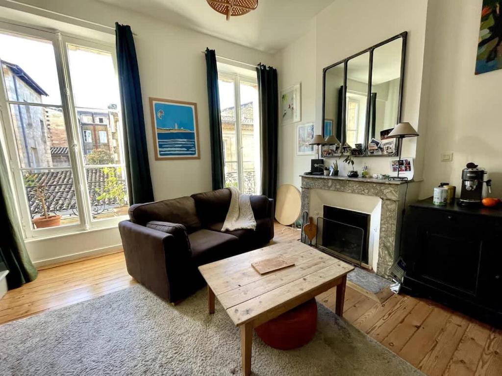 un salon avec un canapé et une table dans l'établissement Appt XVIII centre historique rue du Cloître, à Bordeaux