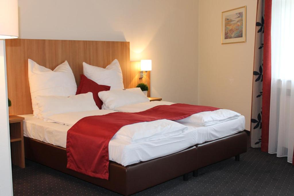 Postel nebo postele na pokoji v ubytování Ambassador Hotel
