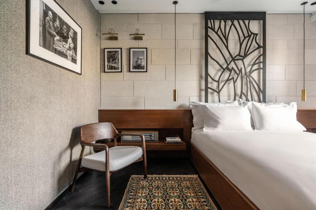 una stanza d'albergo con un letto e una sedia di Ramban Hotel Jerusalem a Gerusalemme
