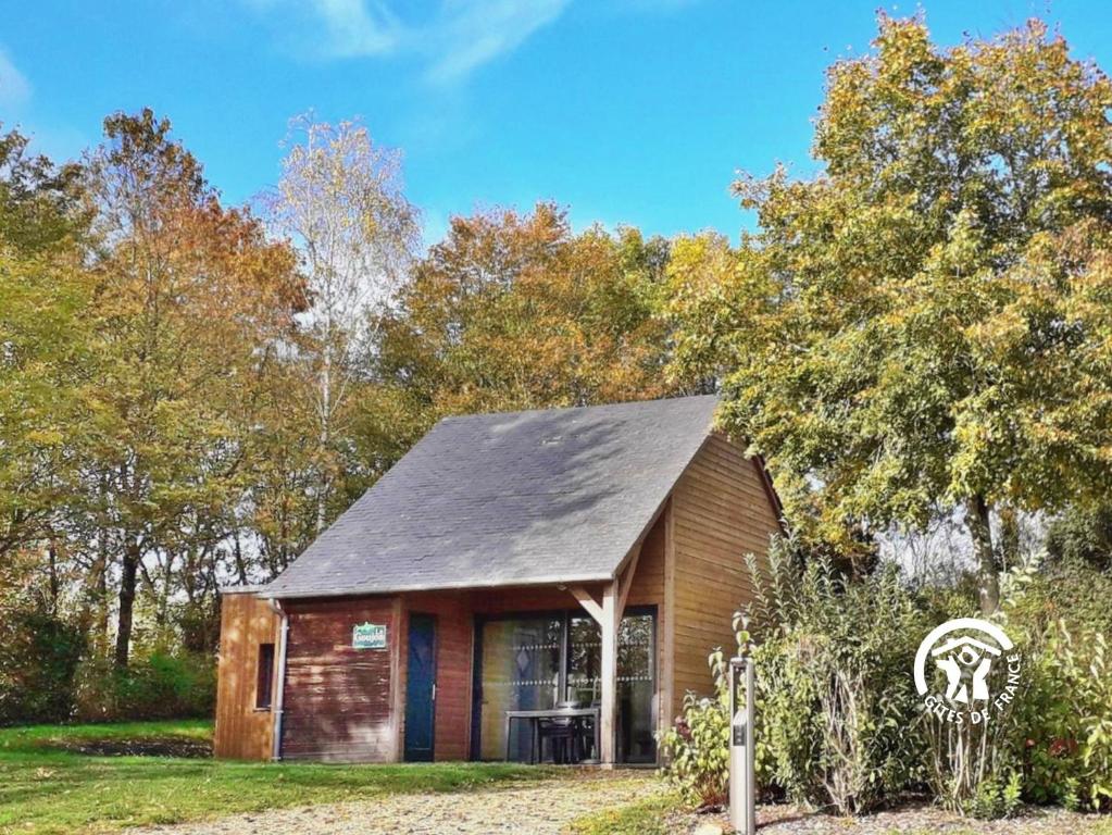 une petite maison au milieu d'un champ dans l'établissement Chalet le Goujon, à Villiers-Charlemagne