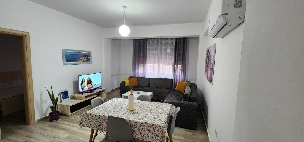 TV a/nebo společenská místnost v ubytování Old Town boulevard apartment in city center