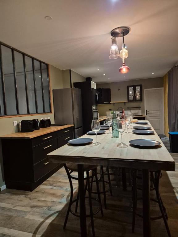 une cuisine avec une table avec des verres à vin dessus dans l'établissement #Le Coin Perché #Thiers #Auvergne, à Thiers
