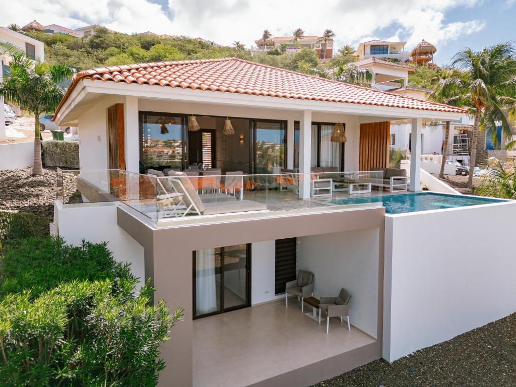 Bazén v ubytování Blue Bay Curaçao Golf & Beach Resort nebo v jeho okolí