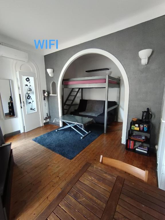 - un salon avec des lits superposés dans l'établissement Charmant studio climatisé centre Villefranche sur mer, à Villefranche-sur-Mer