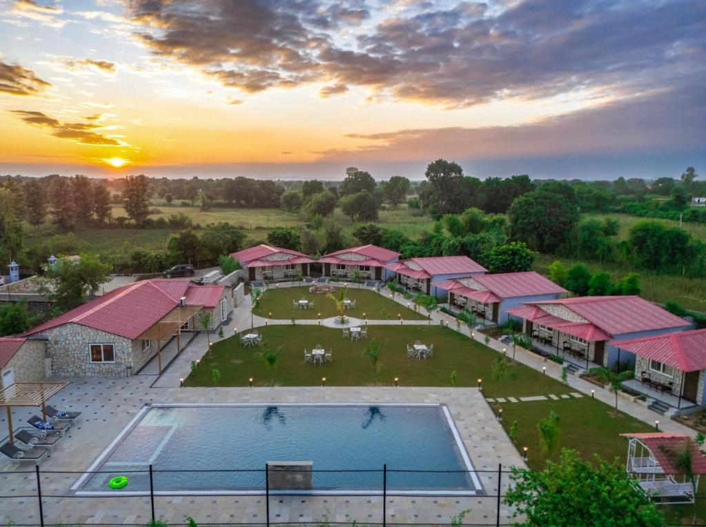 una vista aerea di un resort con piscina di Aashiyana Luxury Cottages a Khilchīpur
