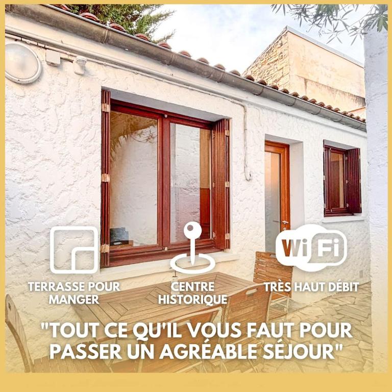 a sign in front of a house with a window at Charming Echoppe Historic Center in Bordeaux