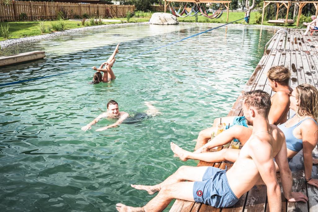Ospiti di Sport & Wellness Hotel Das Falkenstein - Natural Swimming Lake - Matrix GYM - Summercard inklusive - Authentic experience - Flying wellness with Pool