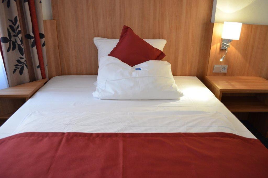 Postel nebo postele na pokoji v ubytování Ambassador Hotel